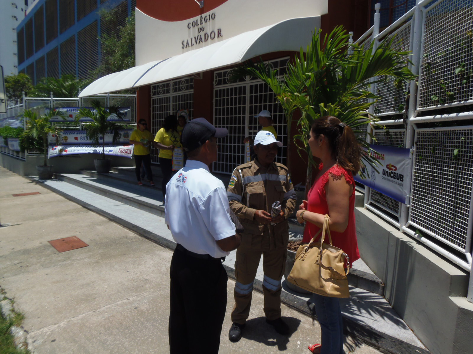 Operadores de Trânsito têm aula prática em proximidades de colégio - SMTT Aracaju
